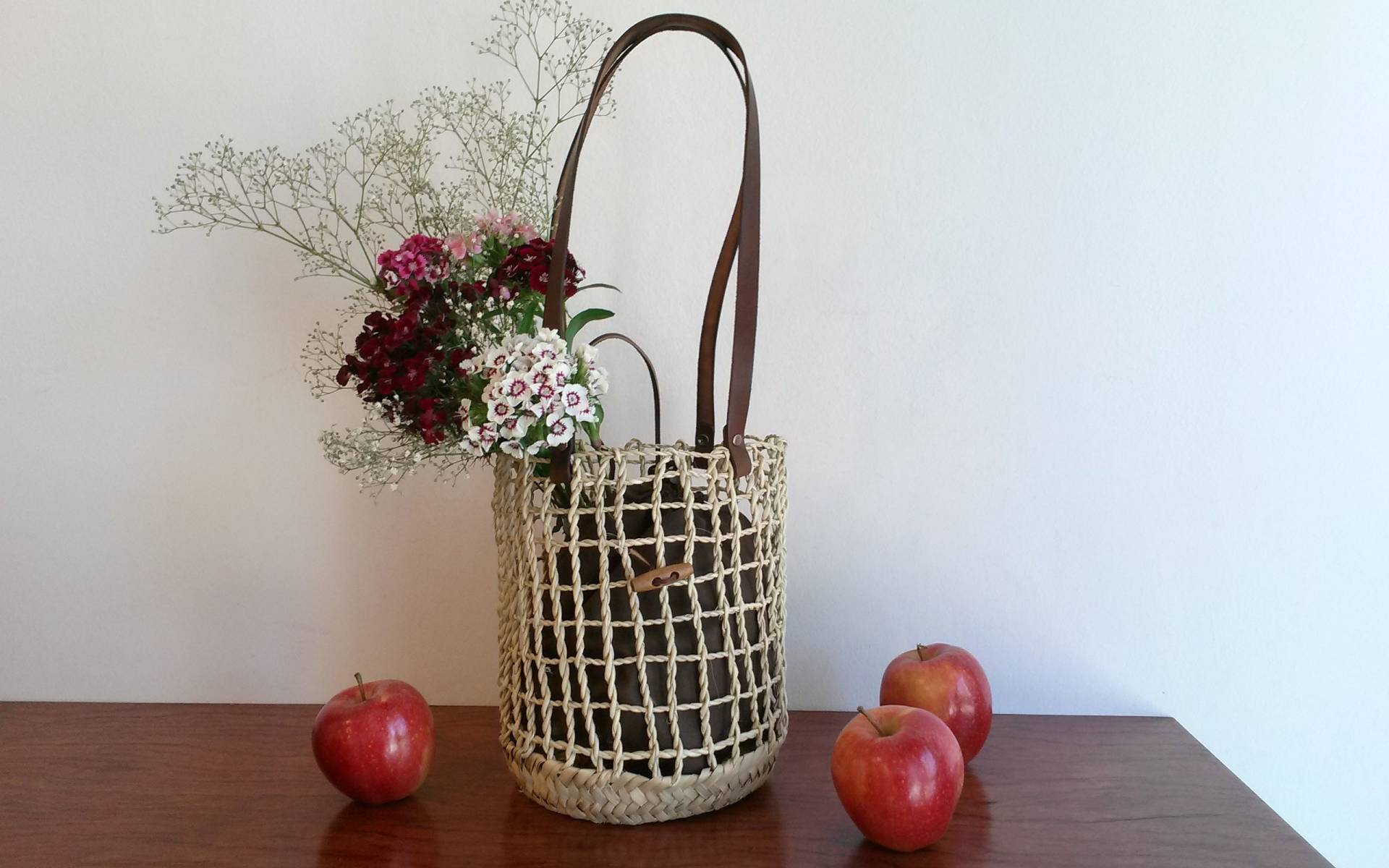 Runde Handtasche Aus Gewebtem Palmenseilnetz, Feste, Braune Ledergriffe, Sommerhandtasche, Verschluss Mit Holzknöpfen, Größe L von RosaMPardoDesign