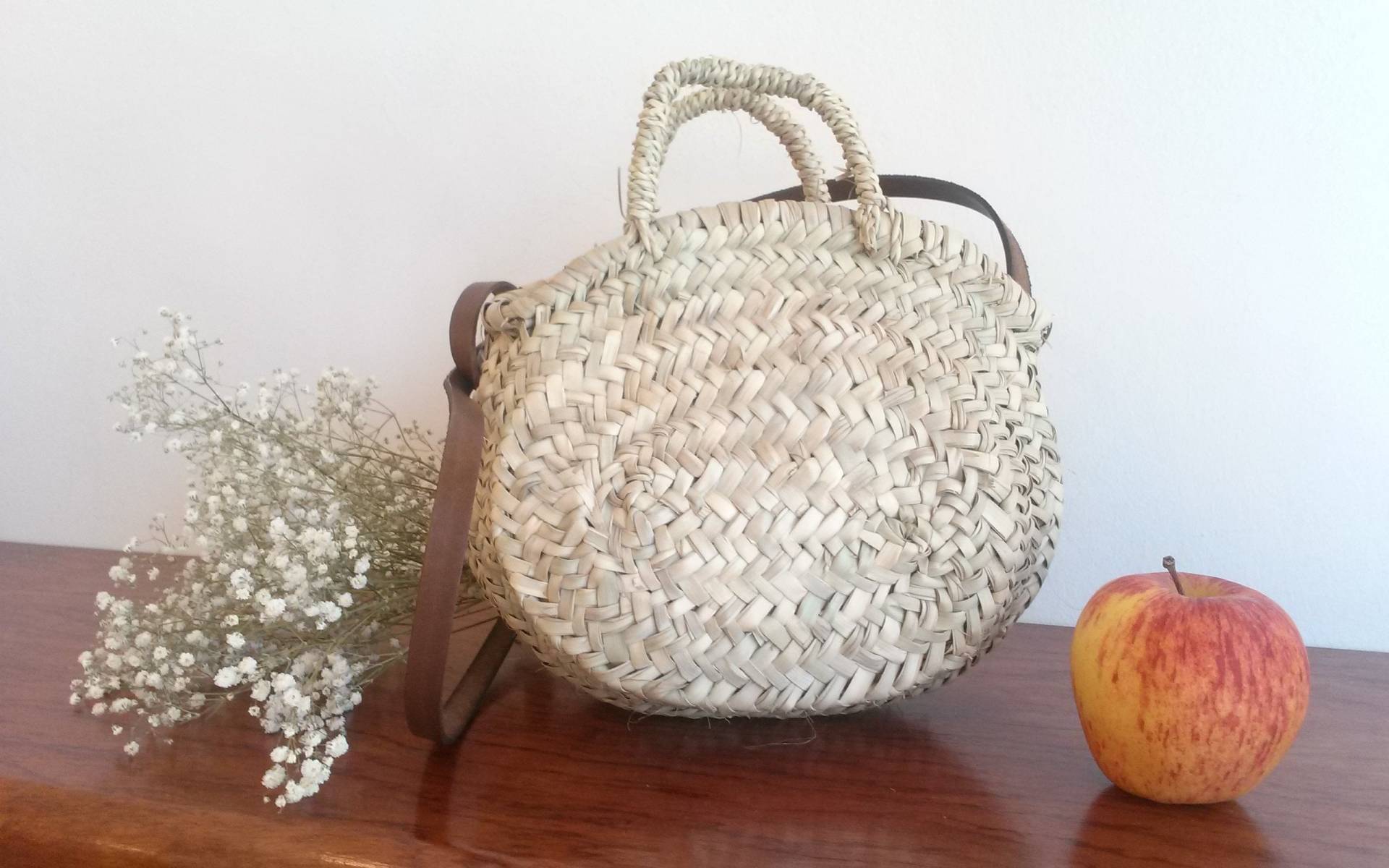 Rustikale Sommer-Einkaufstasche Aus Stroh Mit Braunem Leder-Schultergurt Und Kurzen Strohgriffen von RosaMPardoDesign
