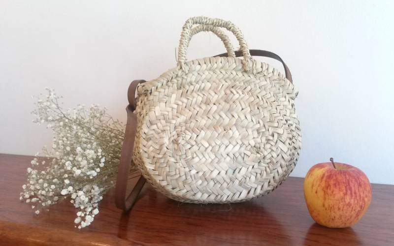 Rustikale Sommer-Einkaufstasche Aus Stroh Mit Braunem Leder-Schultergurt Und Kurzen Strohgriffen von RosaMPardoDesign
