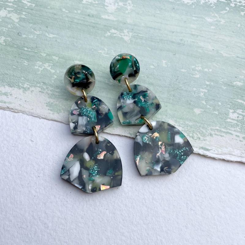 statement Ohrringe Aus Recyceltem Acryl Grünes Holo Triple Arch Design von RosaPietsch