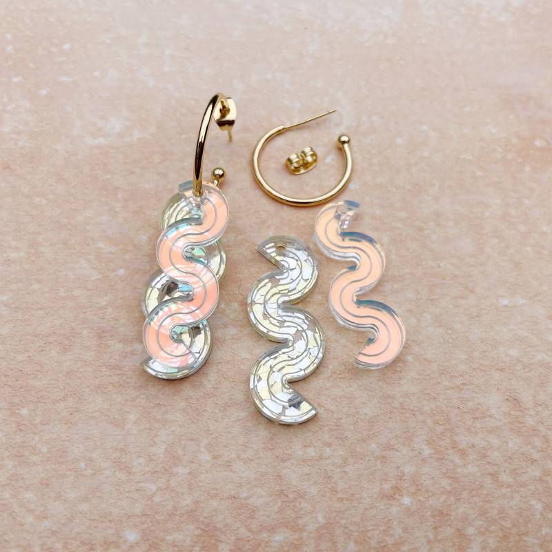 Vorbestellung Wiggle Layer Hoop Ohrringe in Gold Glitter Und Holo | Reversible Austauschbare Creolen Laser Cut Irisierendes Acryl Vorbestellung Wiggle Layer Hoop Ohrringe in Gold Glitter Und Holo | Reversible Austauschbare Creolen Laser Cut Irisierendes Acryl von RosaPietsch