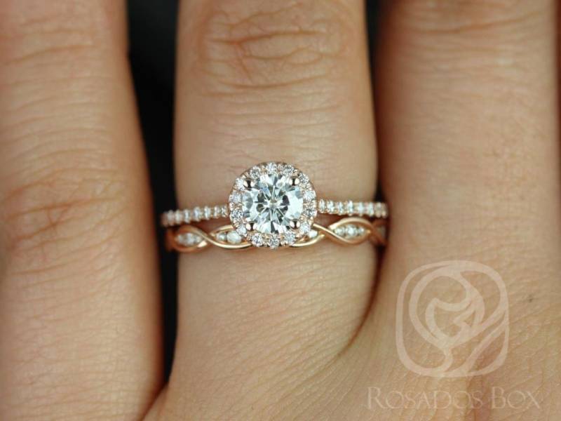 0, 50 Ct Kubian 5 Mm & Ember 14Kt Gold Moissanite Diamant Runde Halo Braut Set, Ring, Jubiläumsgeschenk, Ehering Set von RosadosBox