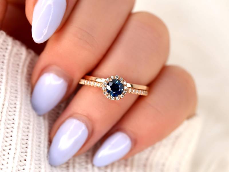 0, 63Ct Versandfertig Amanda & Plain Barra 14K Rose Gold Blauer Saphir Runde Halo Braut Set, Ehering Jubiläumsgeschenk von RosadosBox