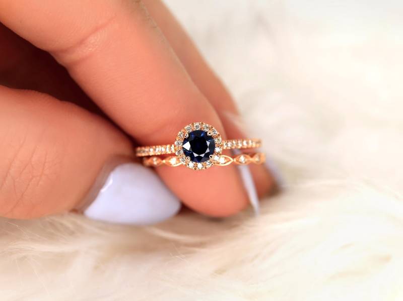 0, 63Ct Versandfertig Kubian & Ult Pte Leah 14Kt Blauer Saphir Diamant Runde Halo Braut Set, Art-Deco-Ring-Set, Saphir Ehering von RosadosBox