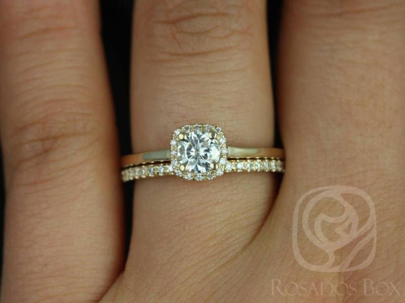 0.50Ct Bella 5 Mm & Romani 14Kt Moissanit Diamant Kissen Halo Braut Set, Zierliche Ring Hochzeitsring, Jubiläumsgeschenk von RosadosBox