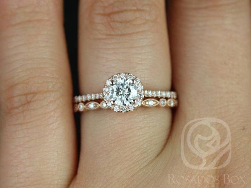 0.50Ct Kubian 5 Mm & Gwen 14Kt Moissanite Diamanten Art Deco Runde Halo Braut Set, Einzigartige Verlobungsring, Verlobungsring Ehering Set von RosadosBox