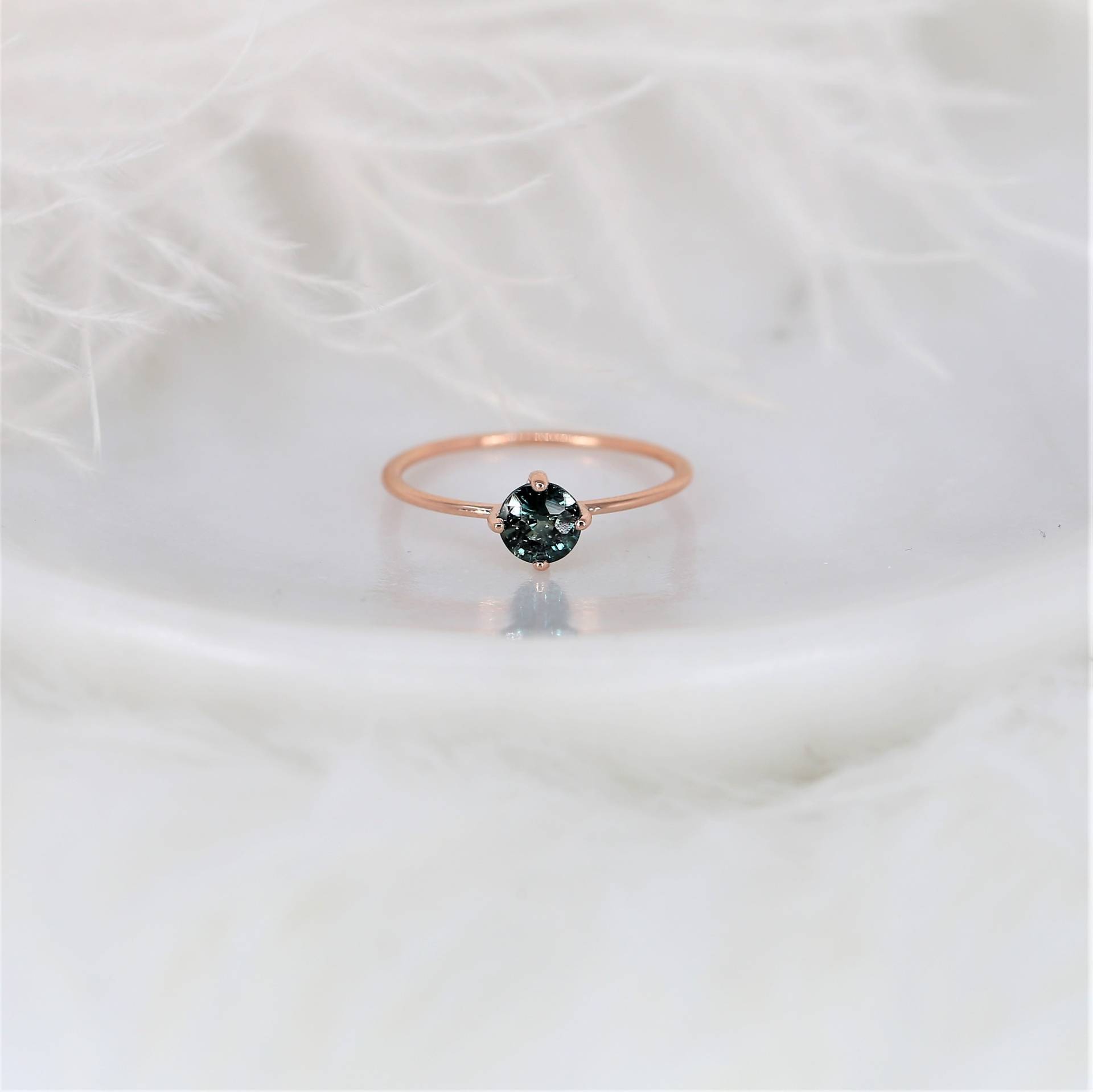 0.66Ct Bereit Zum Versand Ultra Petite Kiki 14Kt Rose Gold Pfau Teal Saphir Kite Minimalist Stapeln Ring, Pinky Zierliche Ring von RosadosBox