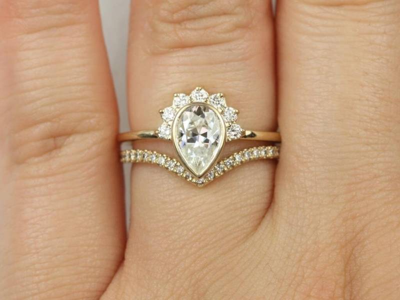 1 Karat Oana 8 X 5 Mm & Chevy 14Kt Gold Moissanite Diamant Birne Halb Halo Braut Set, Verlobungsring, Lünette Set Ring, Ring von RosadosBox
