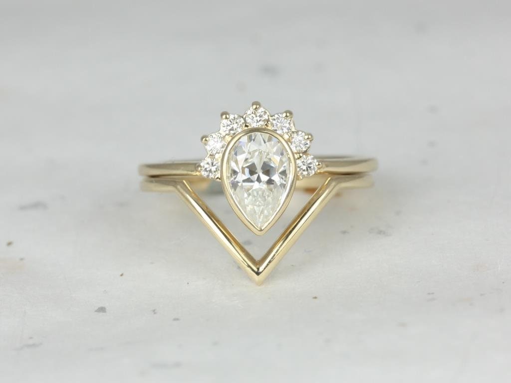 1 Karat Oana 8 X 5 Mm & Femme 14Kt Gold Moissanite Diamanten Pear Bezel Halbmond Halb Halo V Einzigartige Braut Set von RosadosBox