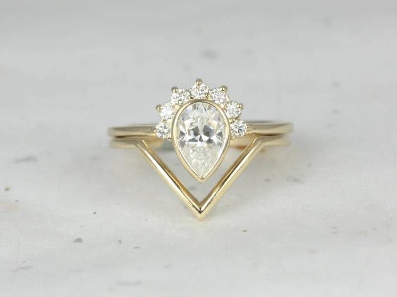 1 Karat Oana 8 X 5 Mm & Femme 14Kt Gold Moissanite Diamanten Pear Bezel Halbmond Halb Halo V Einzigartige Braut Set 1 Karat Oana 8 X 5 Mm & Femme 14Kt Gold Moissanite Diamanten Pear Bezel Halbmond Halb Halo V Einzigartige Braut Set von RosadosBox