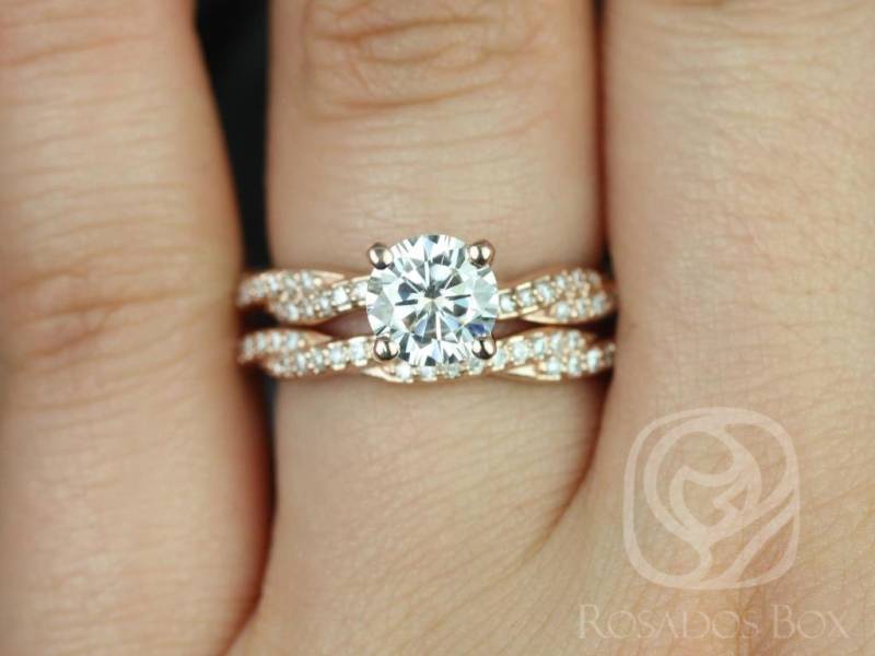 1 Karat Twyla 6, 5 Mm 14Kt Gold Moissanite Diamant Crossover Runde Solitär-Braut-Set, Einzigartiges Rundes Verlobungsring-Set, Ehering-Set von RosadosBox