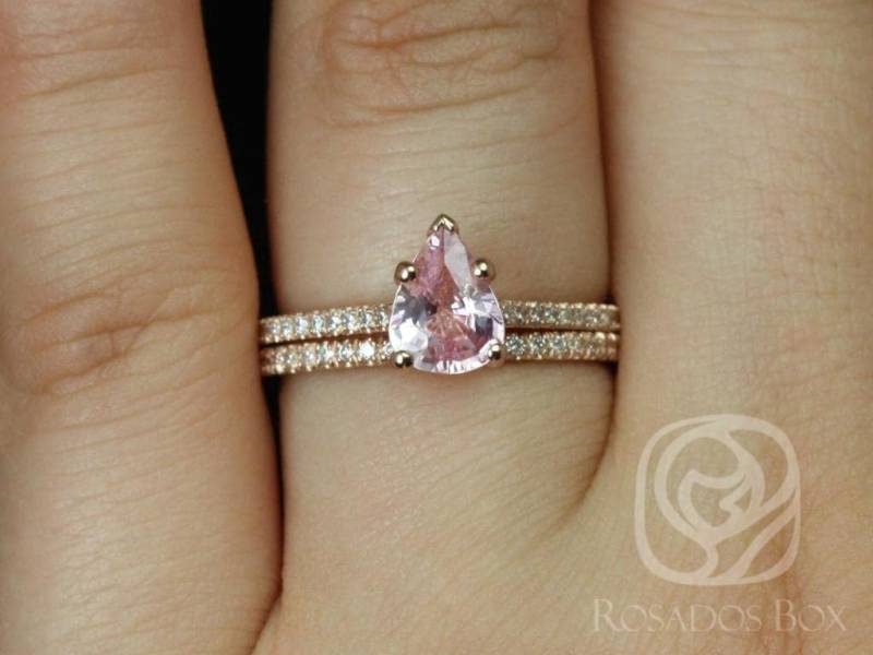 1.09Cts Bereit Zum Versand Ann 14Kt Rose Gold Pfirsich Blush Saphir Diamant Zierliche Kathedrale Braut Set von RosadosBox