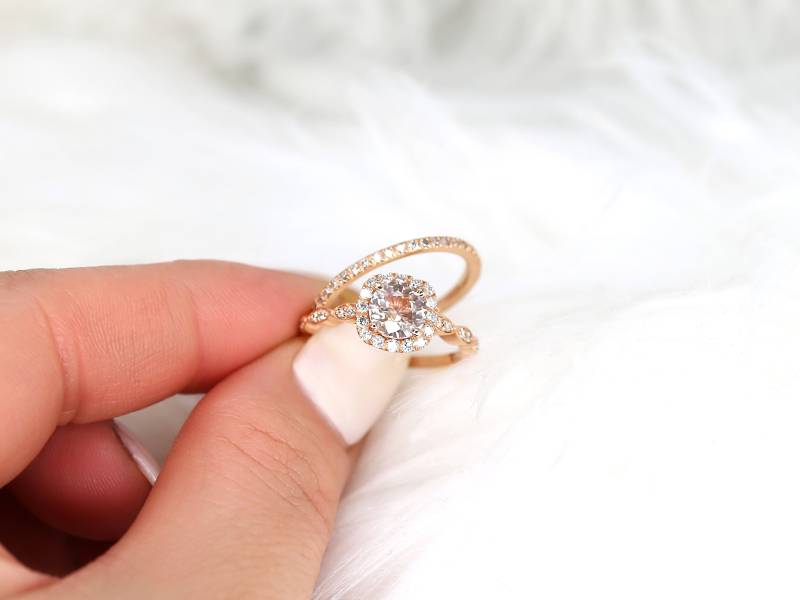 1.19Cts Versandfertig Fluffy Christie & Callie 14Kt Gold Pfirsich Saphir Diamant Art-Deco-Kissen Halo-Braut-Set, Einzigartiger Halo-Ehering von RosadosBox