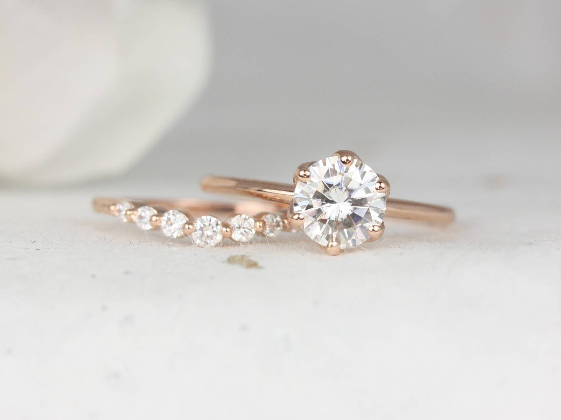 1.25Ct Edith 7 Mm & Nova 14Kt Rose Gold Runde Moissanite Diamant Zierliche Dünne 6 Zinken Braut Set von RosadosBox