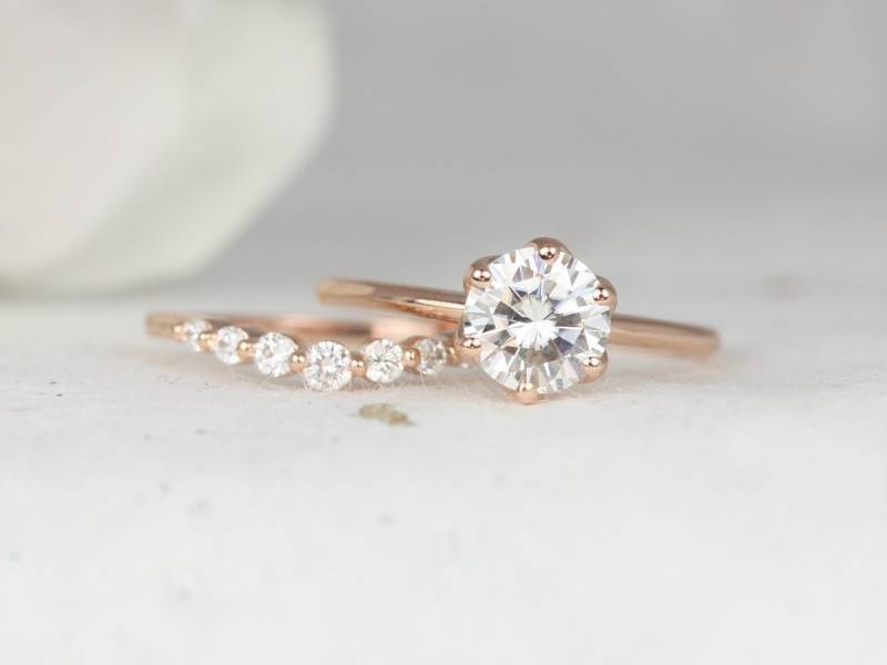 1.25Ct Edith 7 Mm & Nova 14Kt Rose Gold Runde Moissanite Diamant Zierliche Dünne 6 Zinken Braut Set von RosadosBox