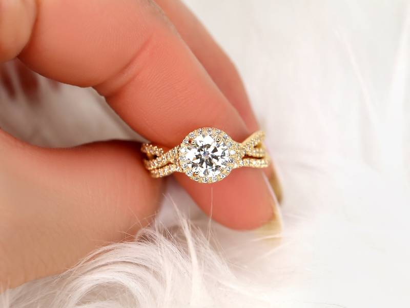 1.25Ct Gabi 7 Mm 14Kt Gold Moissanit Diamant Crossover Halo Braut Set, Runder Ehering, Überlappender Twistring, Einzigartiger Ring von RosadosBox