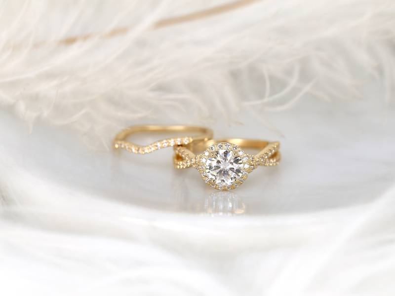 1.25Ct Gabi 7 Mm 14Kt Moissanite Diamant Twisted Runder Halo-Braut-Set, Runder Crossover Halo-Ring, Einzigartiger Ehering, Verlobungsring-Set von RosadosBox