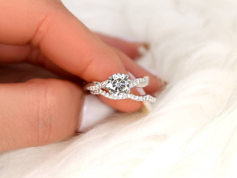 1.25Ct Tyra 7 Mm 14Kt Gold Moissanite Diamant Verschlungener Runder Solitär-Braut-Set, Verlobungsring-Set, Einzigartiger Ehering von RosadosBox