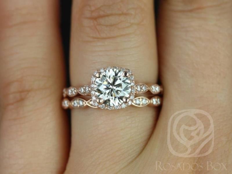 1.25Ct Versandfertig Christie 7 Mm 14Kt Weisses Gold Für Immer Ein Moissanite Diamant Kissen Halo Mit Milgrain Hochzeit Set Ringe, Rosados Box von RosadosBox