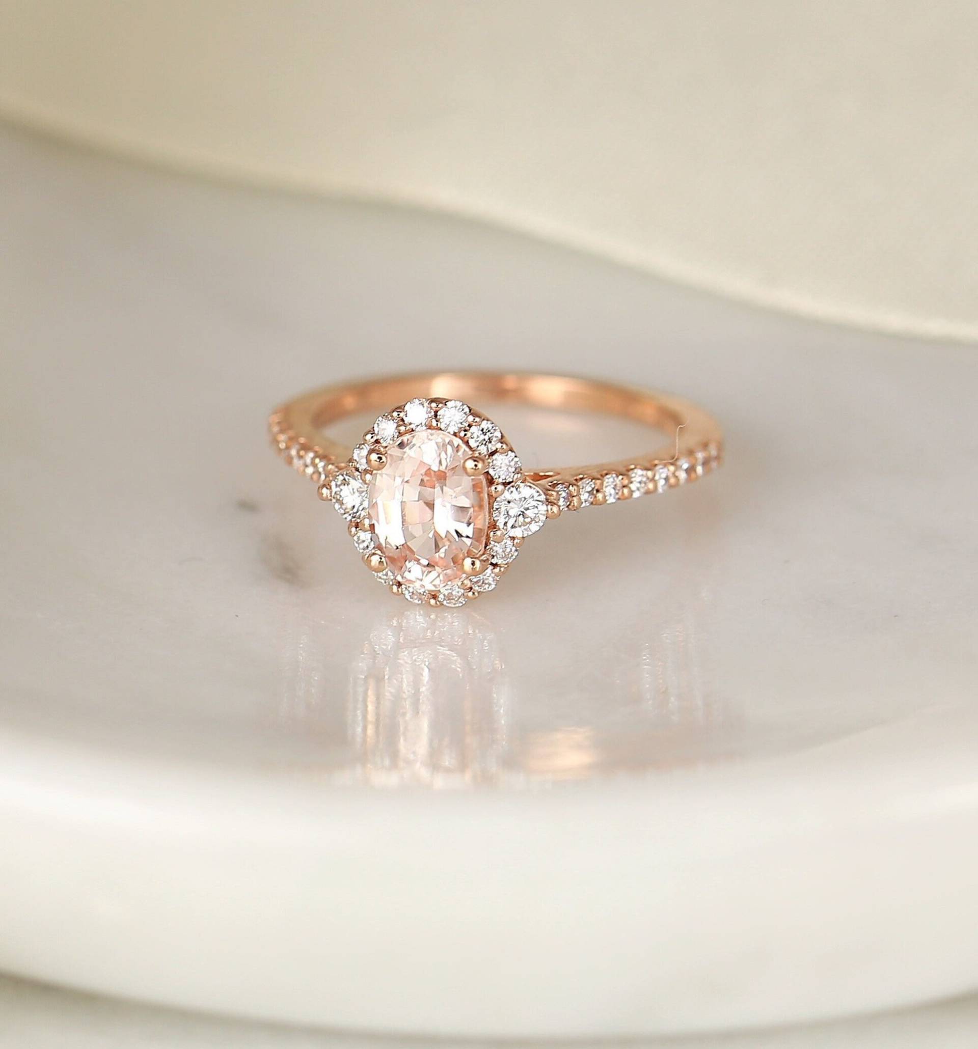 1.29Ct Bridgette 14Kt Rose Gold Pfirsich Saphir Diamant Einzigartiger Halo Ring, Ovaler Verlobungsring, Drei-stein-Ring, Jahrestag Ring von RosadosBox