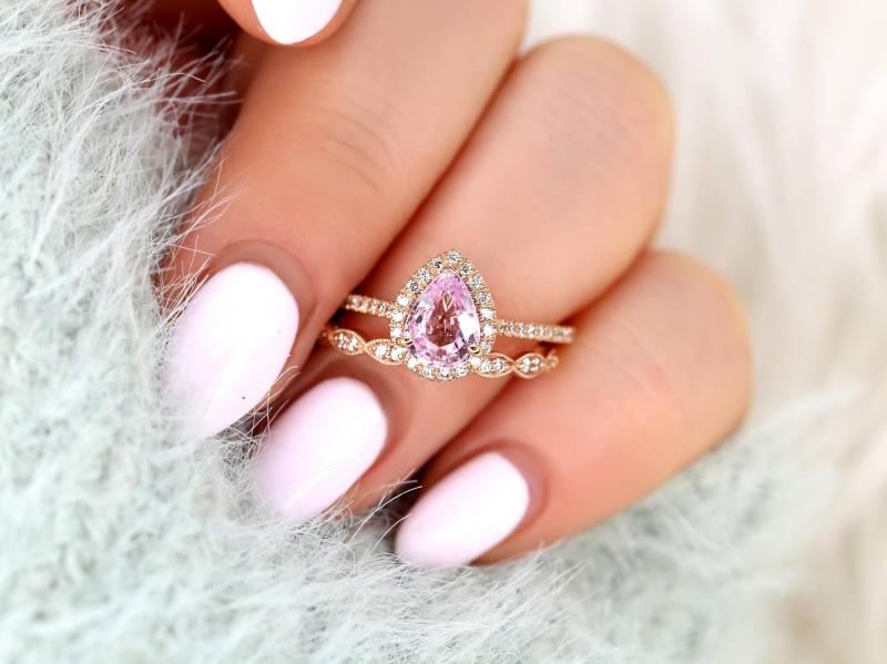 1.40Ct Tabitha & Christie 14Kt Himbeer Champagner Saphir Diamant Birne Halo Braut Set, Ehering Einzigartiger Ring von RosadosBox