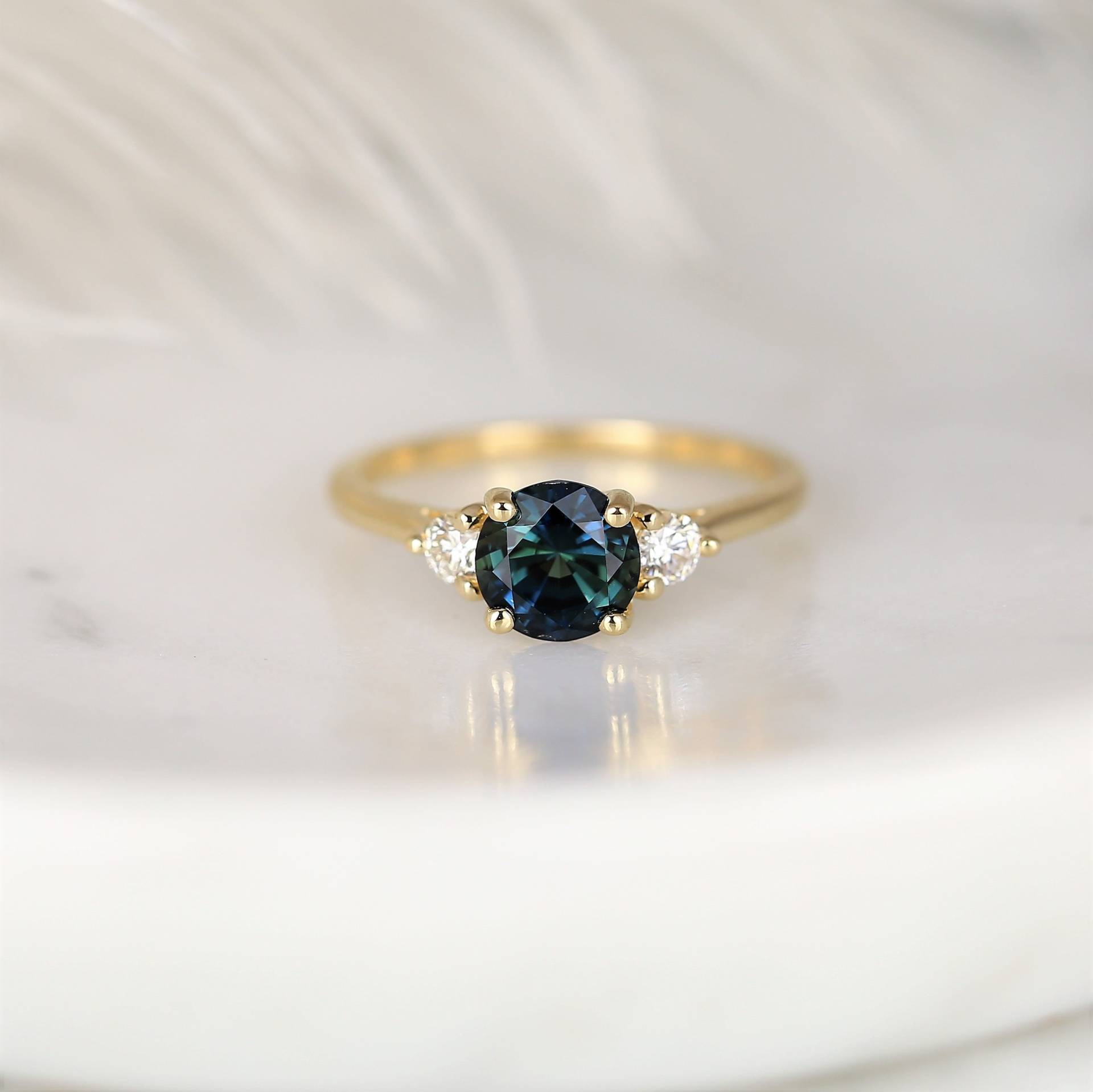 1.48Ct Versandfertig Colette 14Kt Gold Peacock Teal Saphir Diamant Minimalist 3 Stein Runde Verlobungsring, Jubiläumsgeschenk von RosadosBox