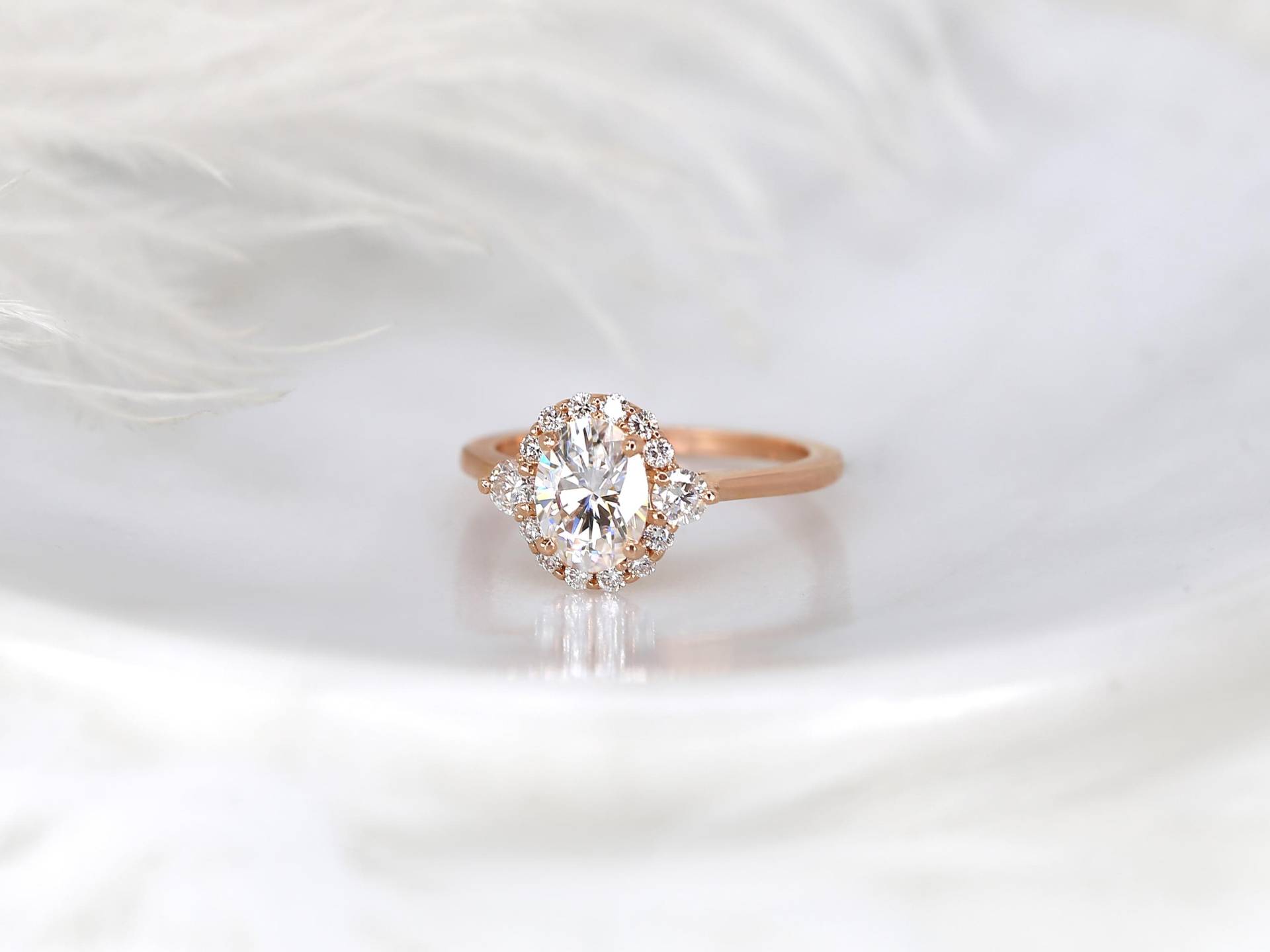1.50Ct Bereit Zum Versand Britney 8x6mm14Kt White Gold Moissanit Diamant Einzigartige Oval Halo Ring, Ovale Trilogie Verlobungsring von RosadosBox