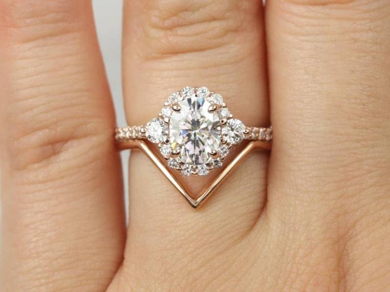 1.50Ct Bridgette 8 X 6 Mm & Femme 14Kt Rose Gold Moissanite Diamant Einzigartiges Halo Braut Set, Oval Verlobungsring Ehering Set von RosadosBox