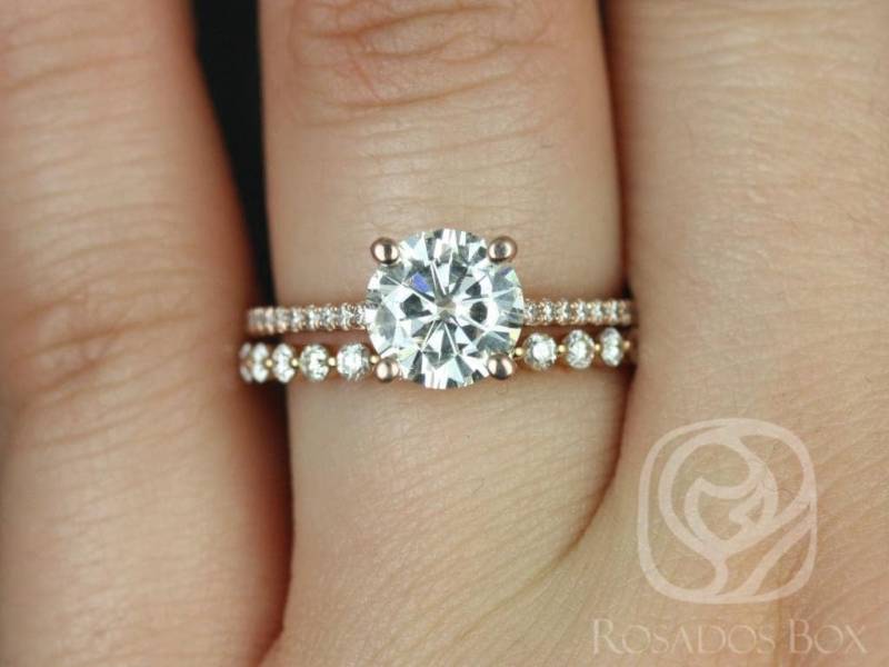 1.50Ct Eloise 7.5 Mm & Petite Naomi 14Kt Moissanite Diamant Zierliches Runde Solitaire Akzent Braut Set, Verlobungsring Rundschliff Ring von RosadosBox