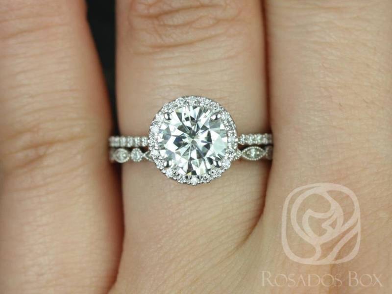1.50Ct Kimberly 7.5 Mm & Gwen 14Kt Moissanite Diamant Runde Halo Braut Set, Verlobungsring, Ehering Jubiläum von RosadosBox