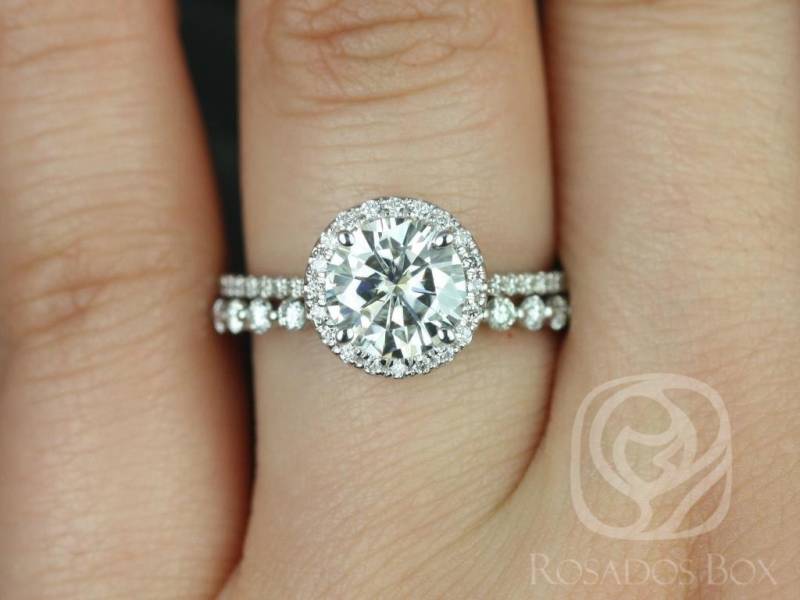 1.50Ct Kimberly 7.5 Mm & Pte Naomi 14Kt Moissanite Diamant Runde Halo Braut Set, Runde Verlobungsring Set, Runder Ring, Jubiläumsring von RosadosBox