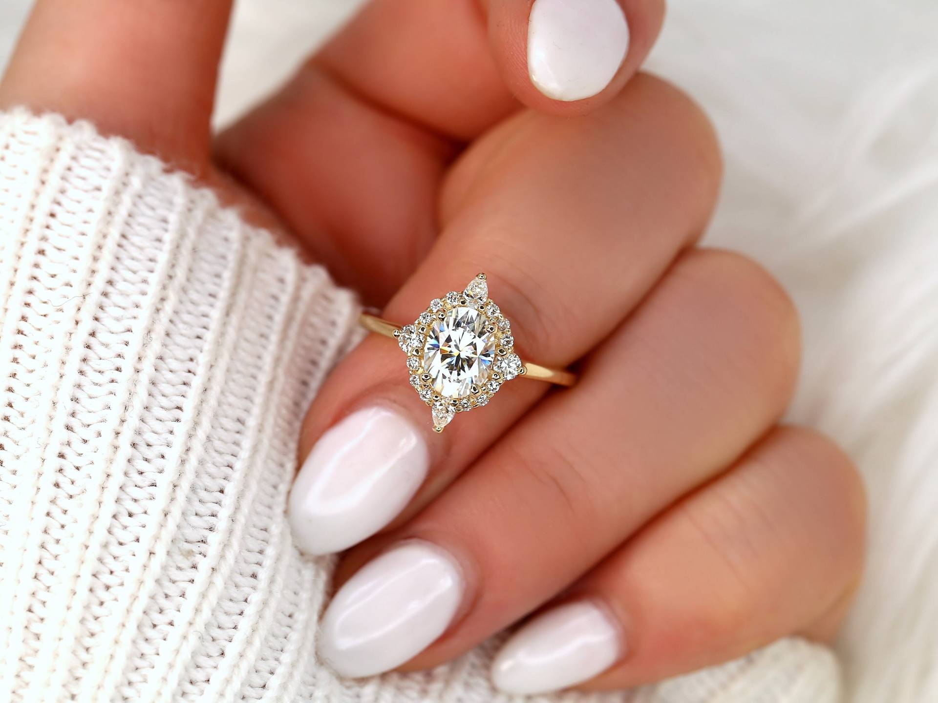 1.50Ct Maris 8 X 6 Mm 14Kt Moissanit Diamant Einzigartiger Verlobungsring Ovaler Halo-Ring, Kompass-Set Drachen-Set-Ring, Ovaler von RosadosBox