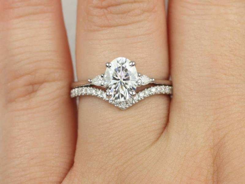 1.50Ct Petite Emery 8 X 6 Mm & Chevy 14Kt Moissanite Diamant Oval Braut Set, Drei Stein Ring, Verlobungsring, Ehering Set von RosadosBox