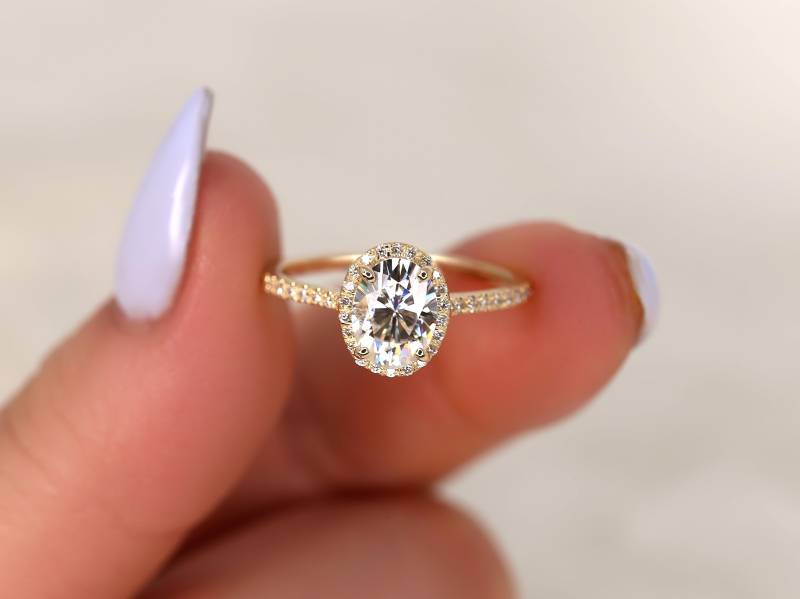 1.50Cts Rebecca 8 X 6 Mm 14Kt Rose Gold Oval Forever One Moissanite Diamant Zierliche Micropave Halo Verlobungsring von RosadosBox