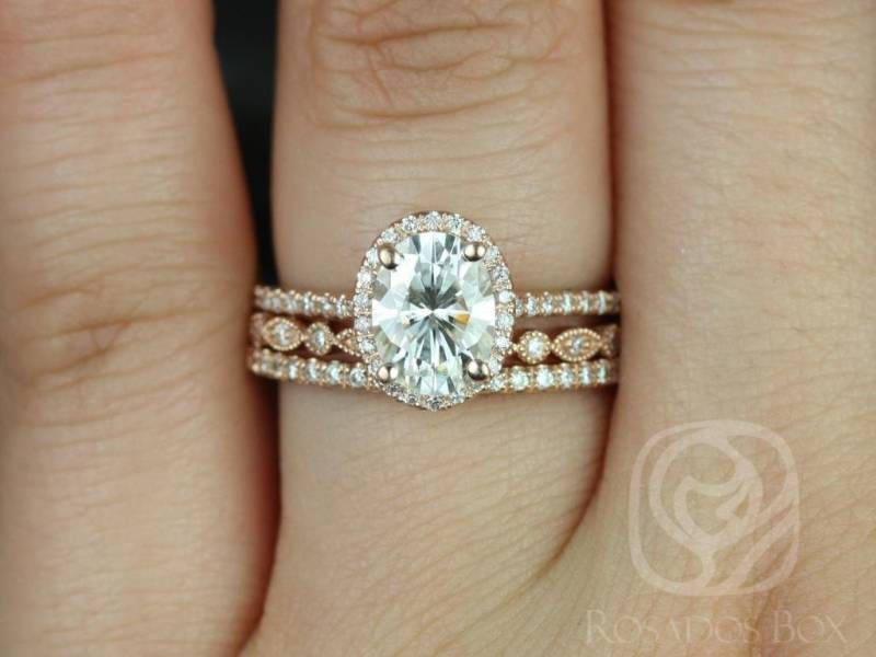 1.50Cts Rebecca 8 X 6 Mm & Gwen 14Kt Rose Gold Moissanit Diamant Dainty Art Deco Oval Halo Trio Braut Set von RosadosBox