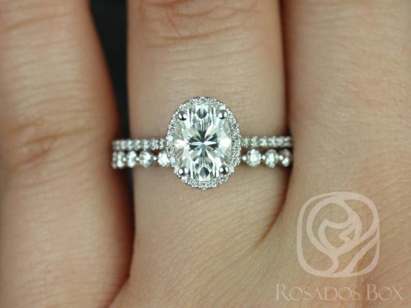 1.50Cts Rebecca 8 X 6 Mm & Petite Naomi 14Kt Solid Gold Moissanite Diamant Zierliches Micropave Oval Halo Braut Set von RosadosBox