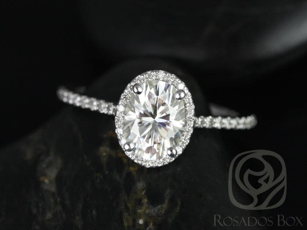 1.50Cts Versandfertig Rebecca 8x6mm 14Kt Weißgold Forever One Moissanite Diamant Zierlicher Micropave Oval Halo Verlobungsring von RosadosBox