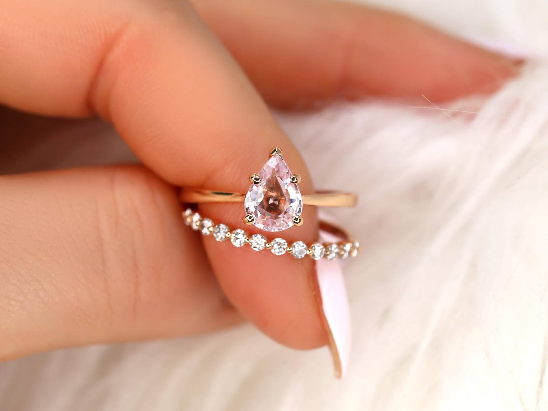 1.56Ct Skinny Jane & Petite Naomi Blush Saphir Diamant Birne Solitär Braut Ring, Birne Verlobungsring Set, Birnen Ehering von RosadosBox