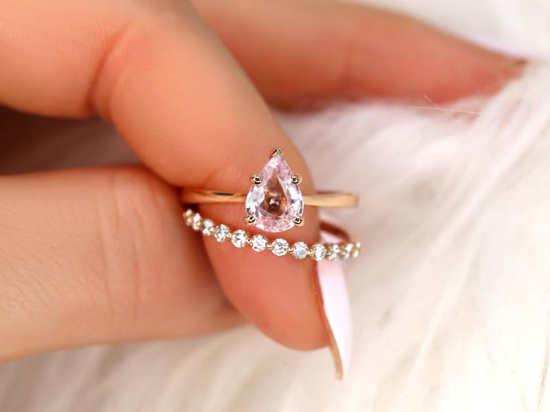 1.56Ct Skinny Jane & Petite Naomi Blush Saphir Diamant Birne Solitär Braut Ring, Birne Verlobungsring Set, Birnen Ehering von RosadosBox