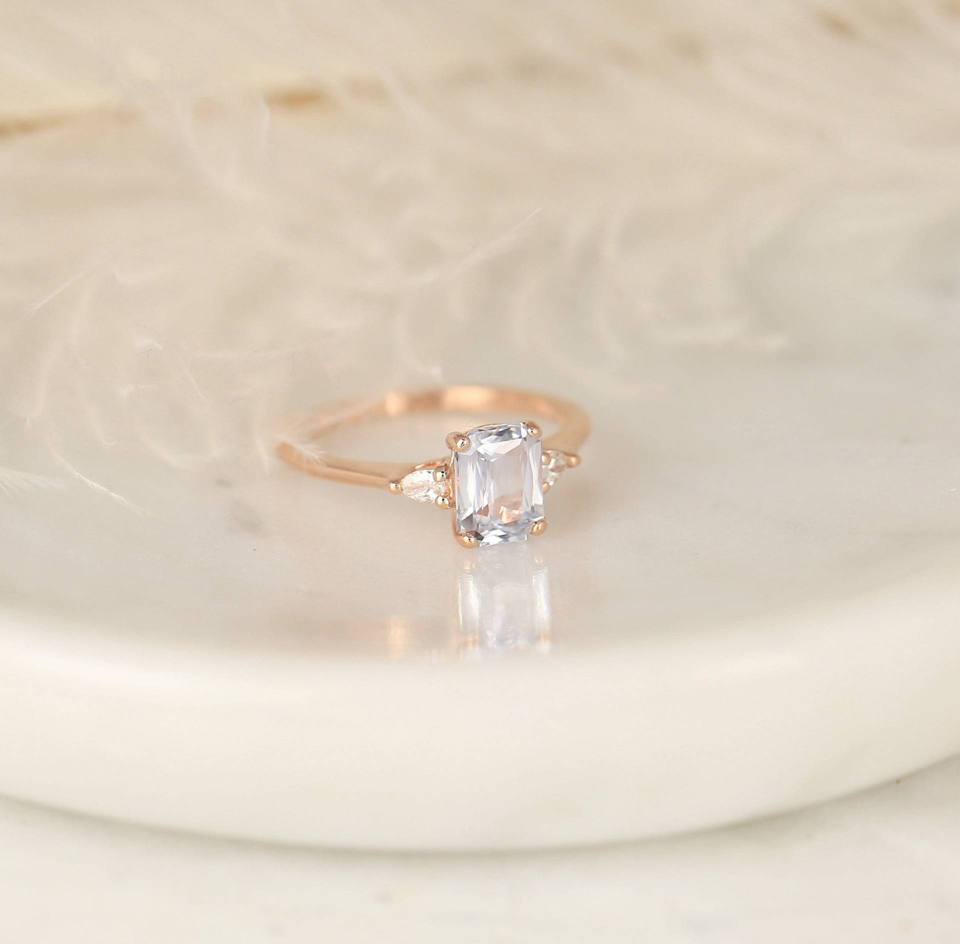 1.70Ct Versandfertig Petite Ellis 14Kt Roségold Blush Pfirsich Saphir Diamant Minimalist 3 Stein Birne Kissen Verlobungsring von RosadosBox