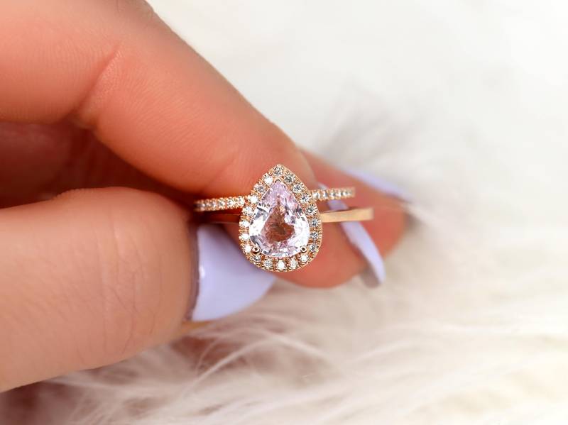 1.78Ct Versandfertig Julie 1.78Cts & Kubian 14Kt Rose Gold Icy Blush Saphir Diamant Birne Halo Braut Set, Rosa Ring, Ring von RosadosBox