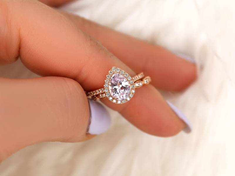 1.83Ct Tabitha & Christie 14Kt Rosegold Blush Champagner Saphir Diamant Halo Braut Set, Art-Deco-Trauringe, Einzigartiger Ring von RosadosBox