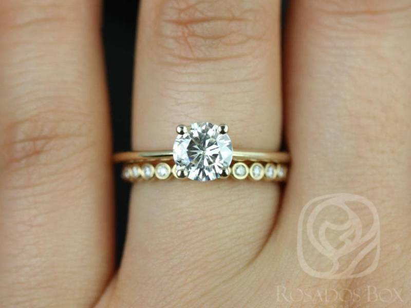 1Ct Skinny Alberta 6, 5 Mm & Petite Bubbles 14Kt Gold Moissanite Diamant Runde Solitär Braut Set, Ehering Verlobungsring Set von RosadosBox