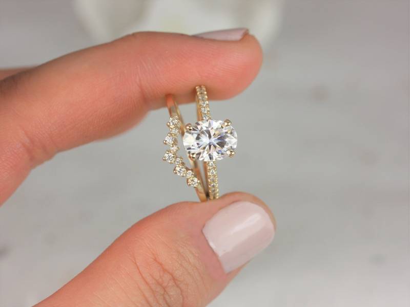 2 Karat Extra Low Viviana 9 X 7 Mm & Remy 14Kt Gold Moissanite Diamant Zierliche Pave Ovalschal Halo-Braut-Set von RosadosBox