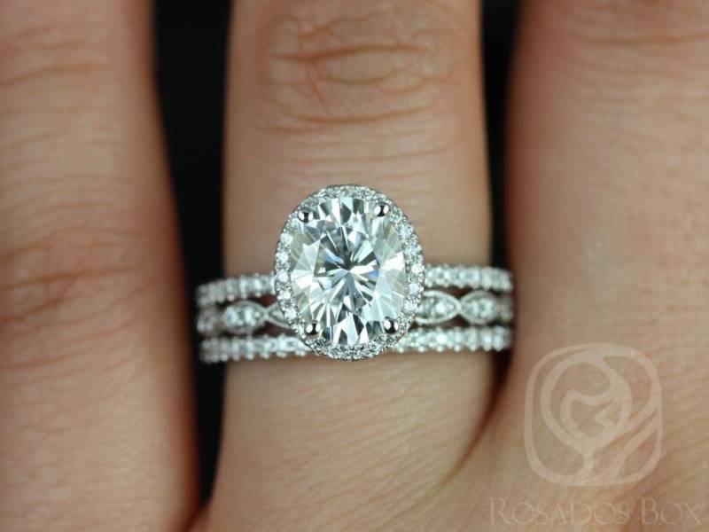 2 Karat Federella 9 X 7 Mm & Christie 14Kt Weißgold Moissanite Diamant Zierliche Pave Halo Trio Braut Set, Ovaler Ring, Einzigartige Ovale Trauringe von RosadosBox
