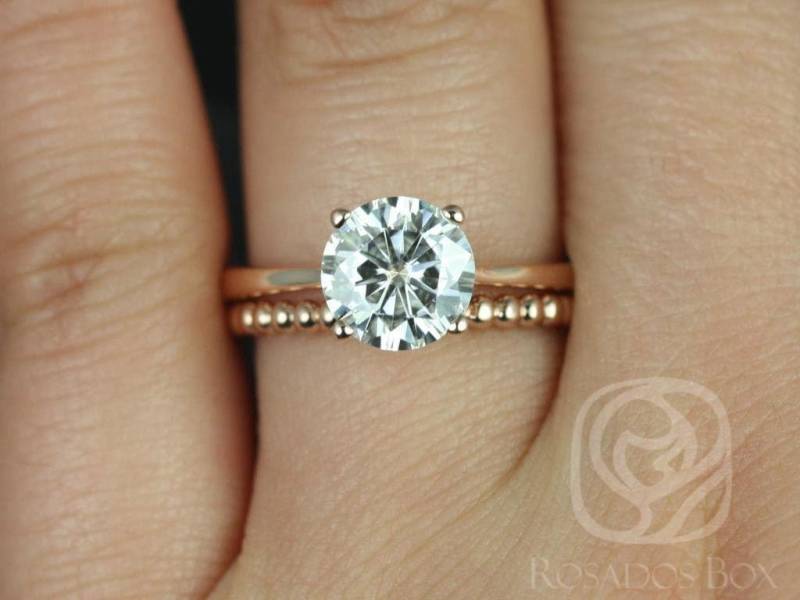 2 Karat Skinny Flora 8 Mm & Buddha 14Kt Rose Gold Moissanite Diamant Runde Solitär-Braut-Set, Rundes Ehering-Set, Einzigartiges Verlobungsring-Set von RosadosBox