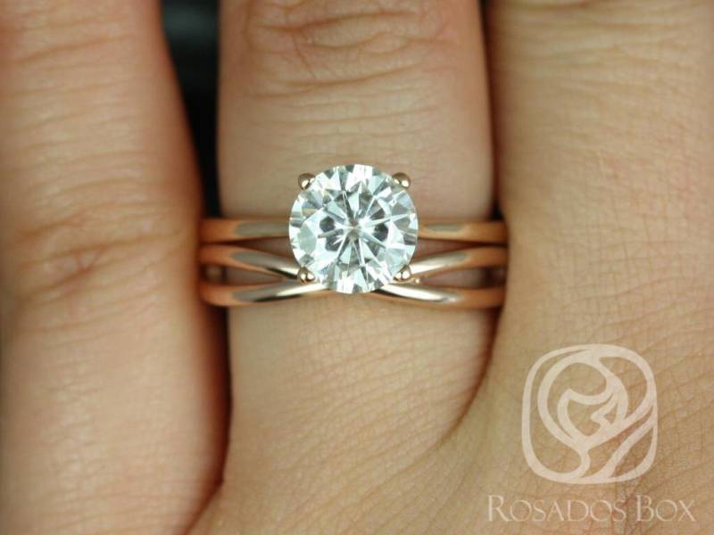2 Karat Skinny Flora 8 Mm & Plain Lima 14Kt Rose Gold Moissanit Zierliches Runde Solitär Braut Set von RosadosBox