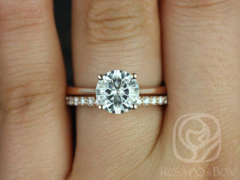 2 Karat Skinny Flora 8 Mm & Tiffani 14Kt Rose Gold Moissanit Diamanten Dünne Zierliche Runde Solitär Braut Set von RosadosBox