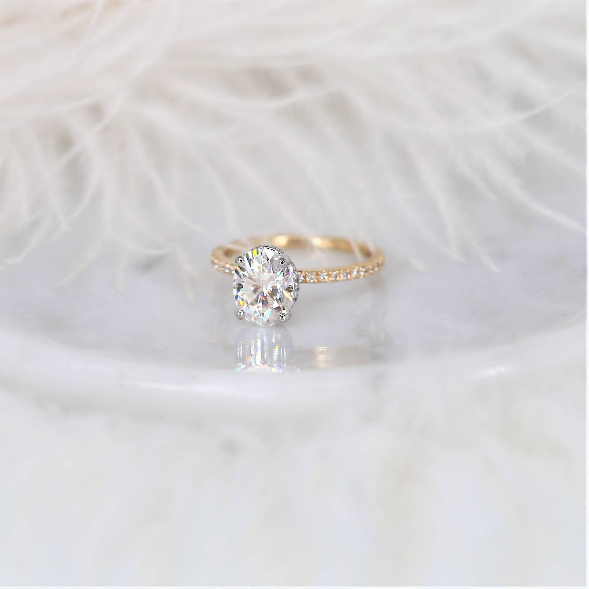 2 Karat Two Toned Viviana 9x7mm 14Kt Gold Moissanite Diamant Versteckter Halo Ovalring, Zierlicher Ovaler Solitärring, Einzigartiger Ring, Geheimer von RosadosBox