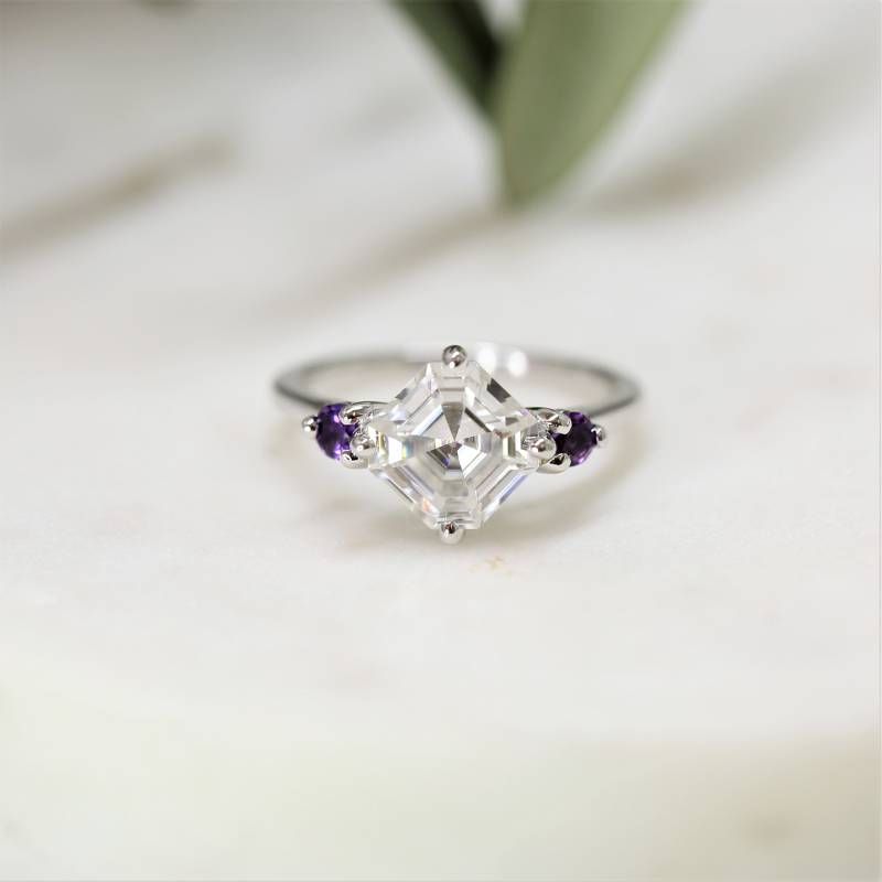2.20Ct Maxine 8 Mm 14Kt Weißgold Für Immer Ein Moissanite Amethyst Art Deco Runde Zierliche 3 Stein Asscher Verlobungsring von RosadosBox
